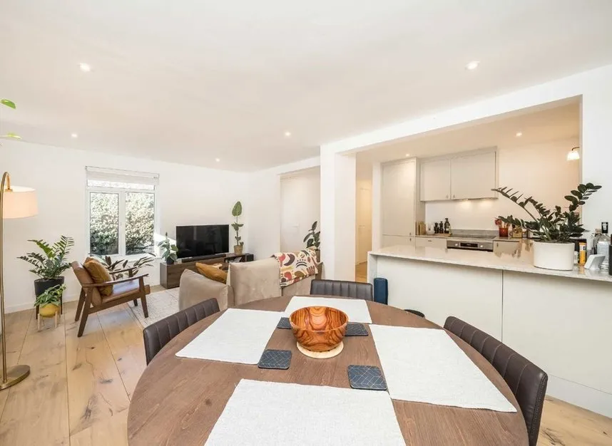 Station Approach, Sunbury, TW16, photo 2
