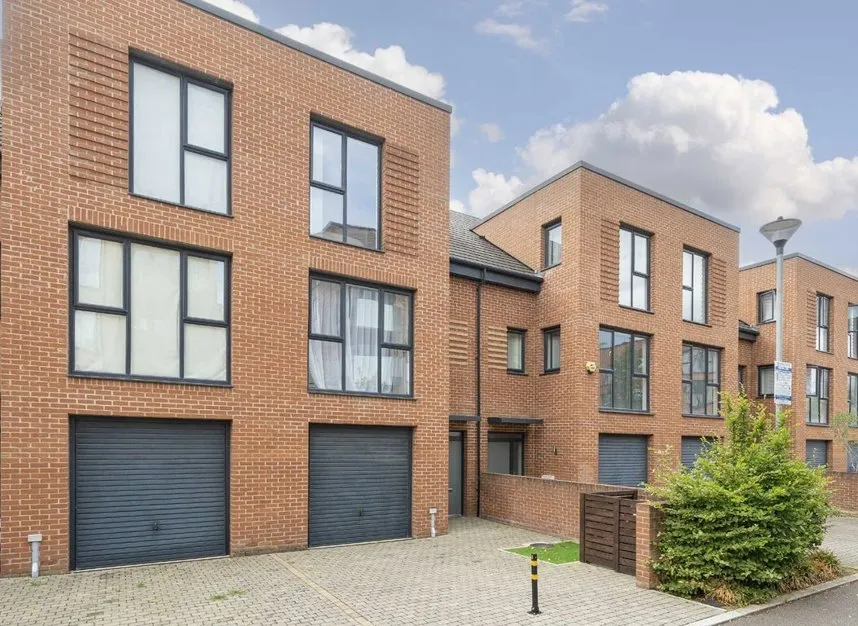 4 bed house for sale — Reynard Way, Brentford, TW8