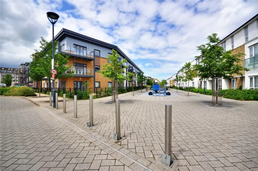 2 bed flat for sale, Wintergreen Boulevard, West Drayton, UB7