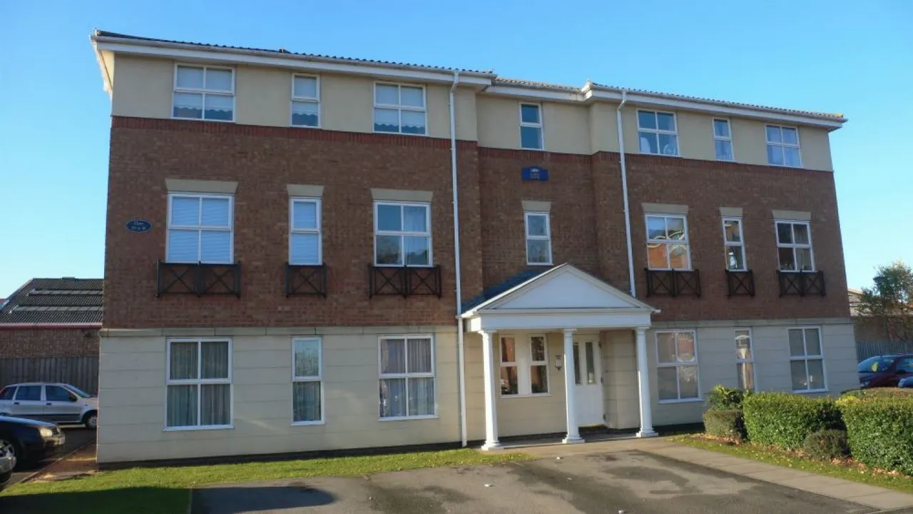 2 bed flat to rent, Drapers Fields, Canal Basin, CV1