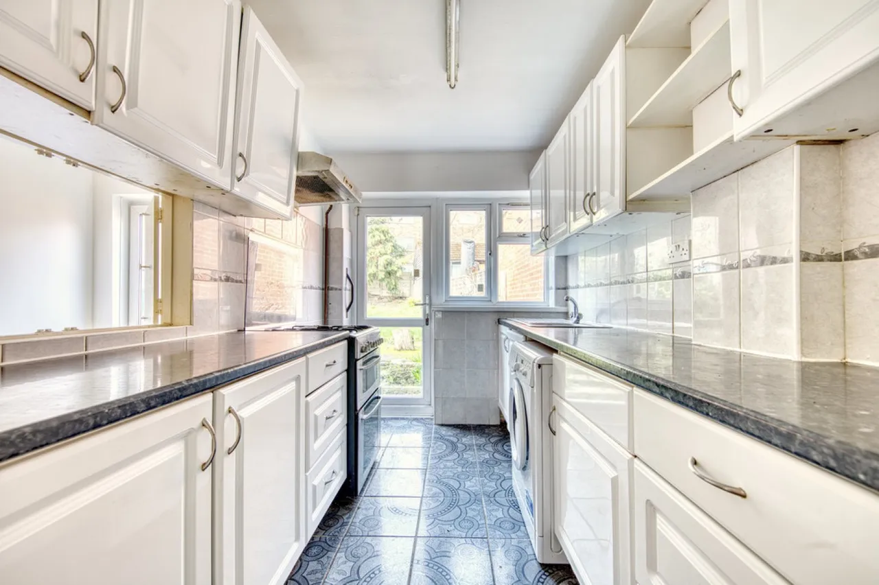 Elmcroft Avenue, photo 6