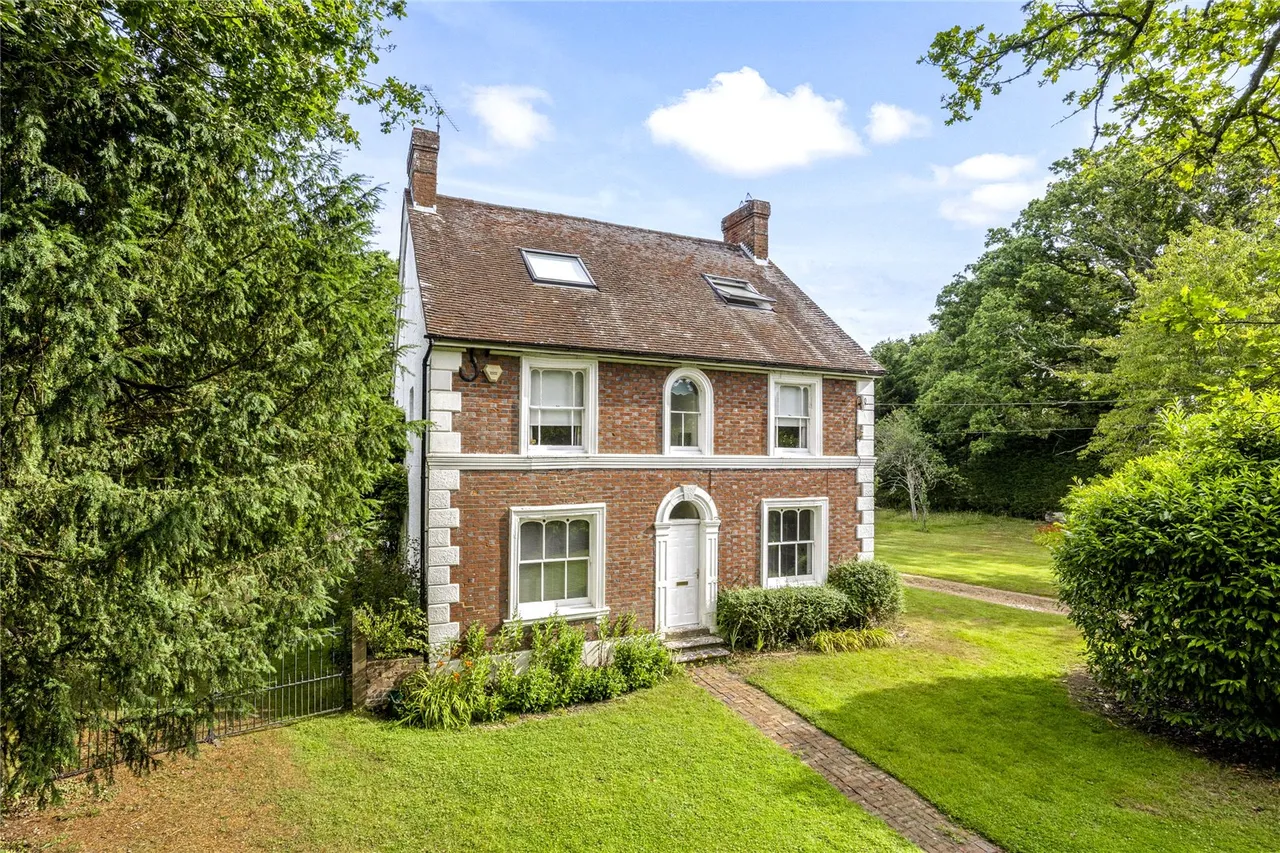 5 bed flat for sale, Stane Street, Codmore Hill, RH20