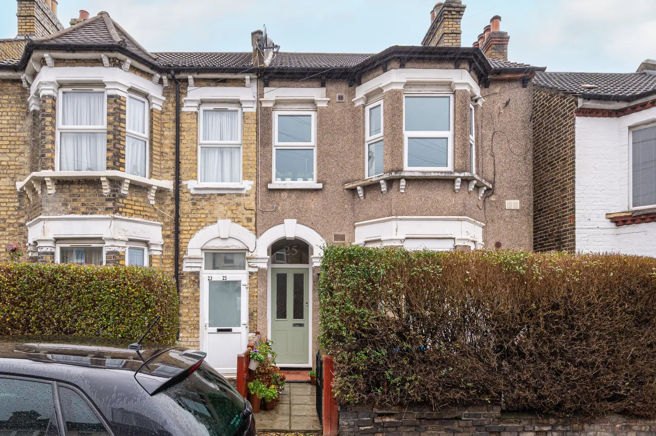 1 bed flat to rent — Flat 1, 25 Birchanger Road, London