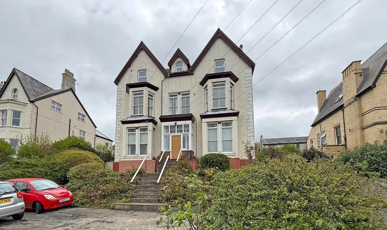 1 bed flat for sale, St. Davids Road, Caernarfon