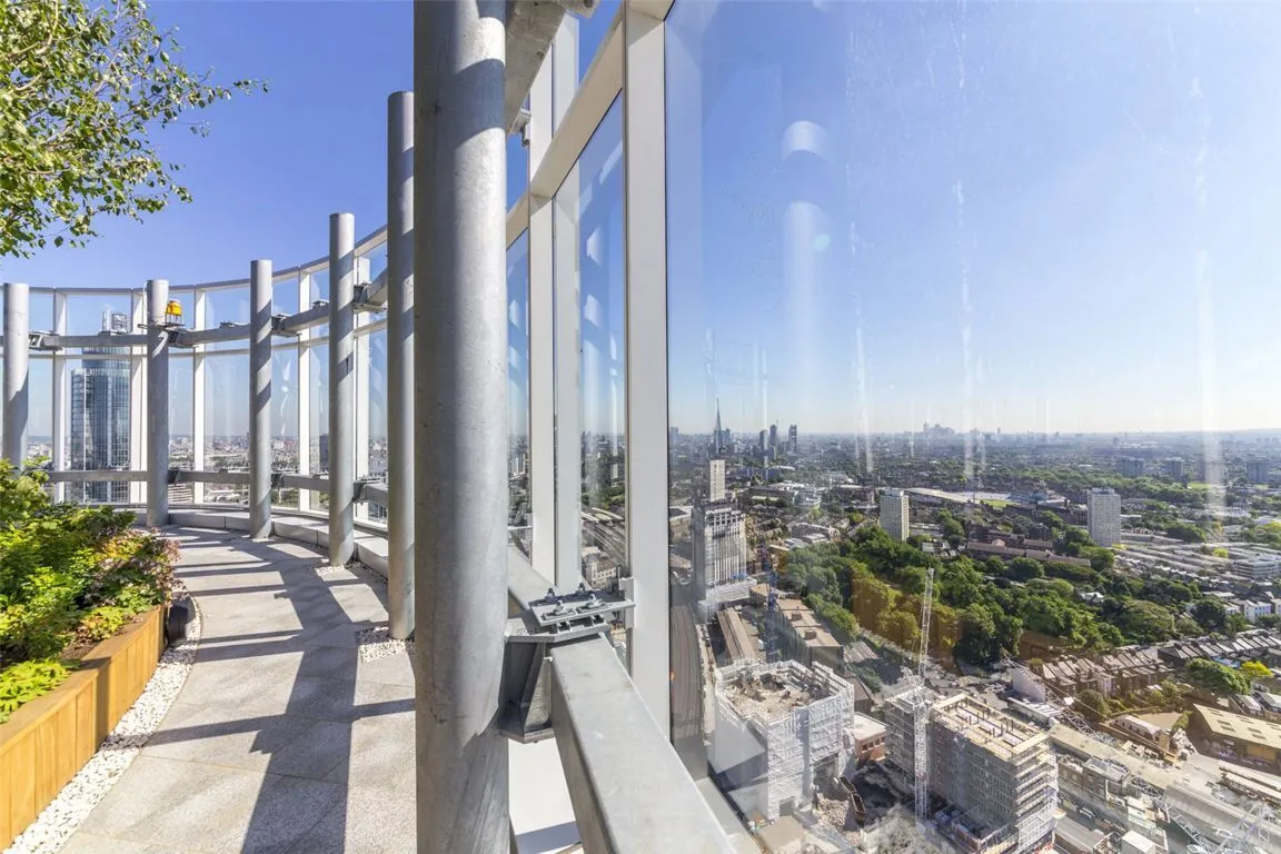 Wandsworth Road, Nine Elms, photo 8