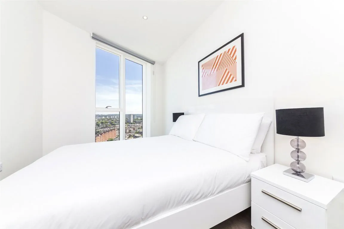 Wandsworth Road, Nine Elms, photo 6