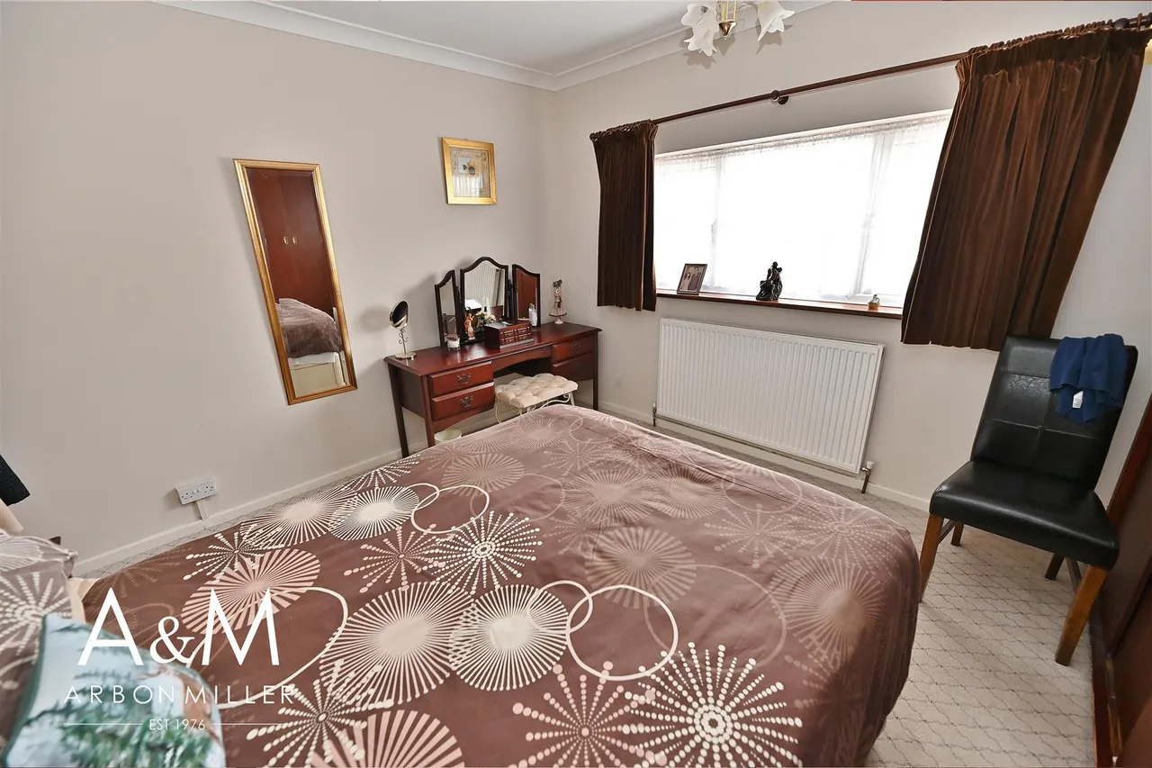 Tudor Crescent, Hainault, Essex, Ilford, IG62RY, photo 9