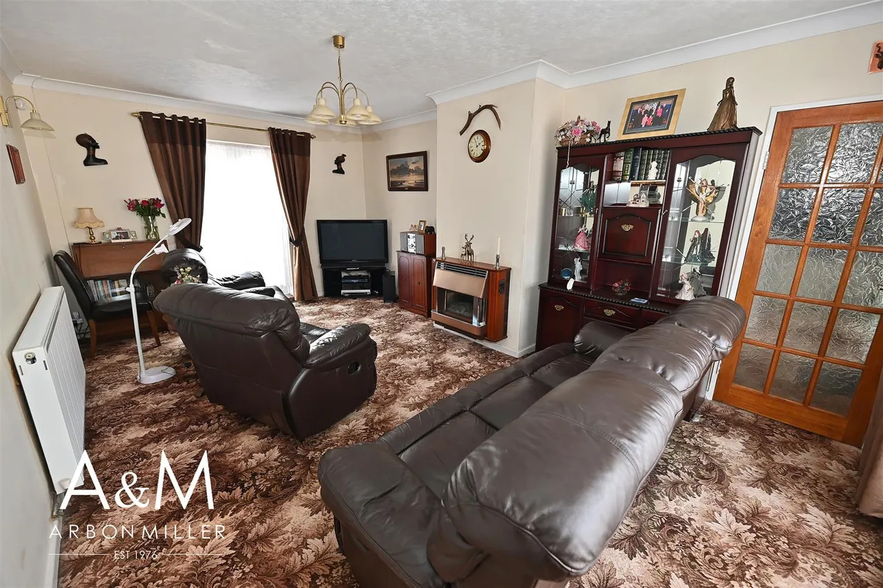 Tudor Crescent, Hainault, Essex, Ilford, IG62RY, photo 2