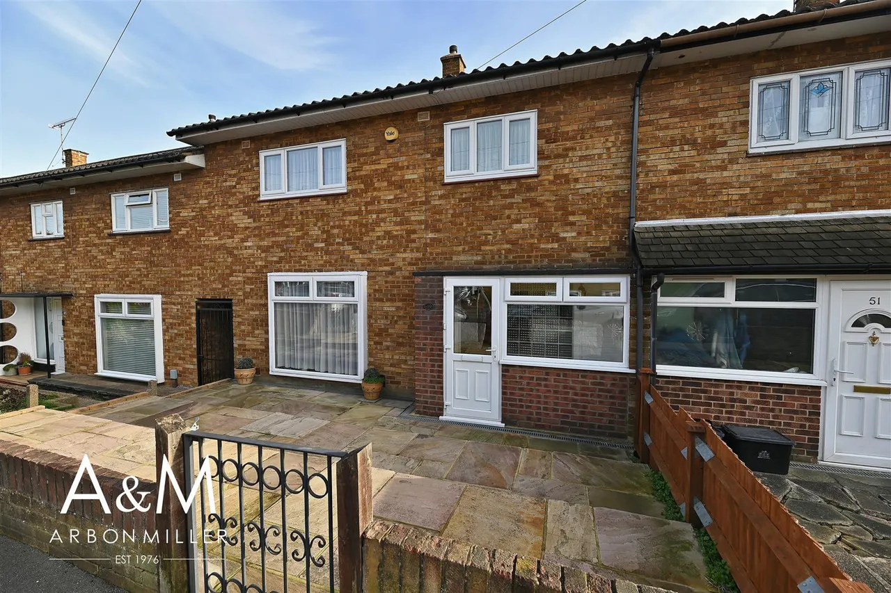 3 bed property for sale — Tudor Crescent, Hainault, Essex, Ilford, IG62RY