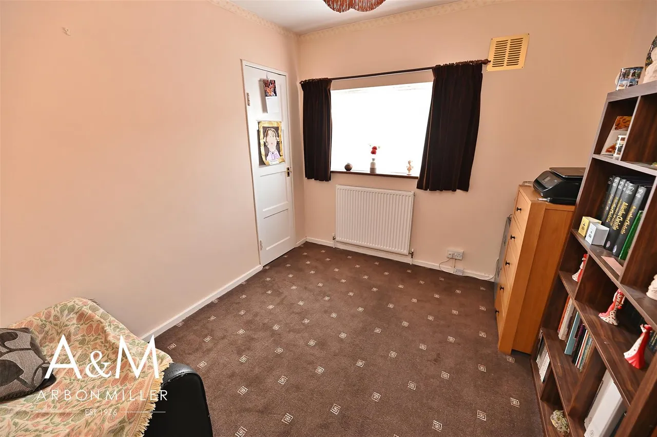 Tudor Crescent, Hainault, Essex, Ilford, IG62RY, photo 10