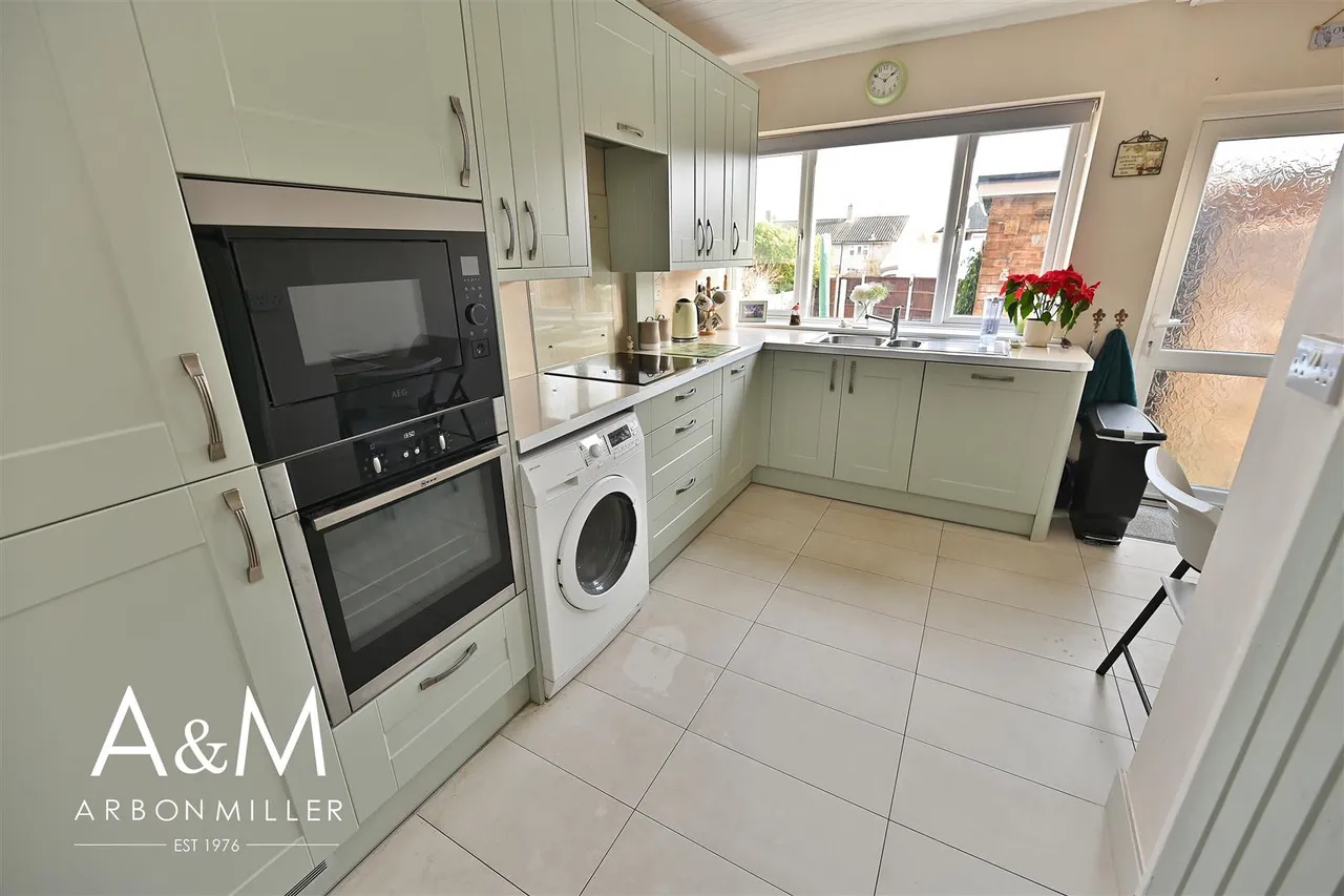 Tudor Crescent, Hainault, Essex, Ilford, IG62RY, photo 6