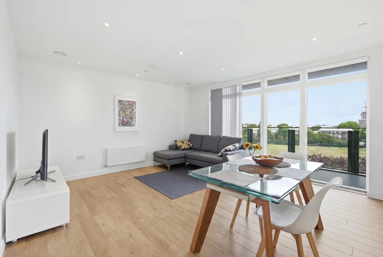 2 bed flat for sale, Lamington Heights, London, E14