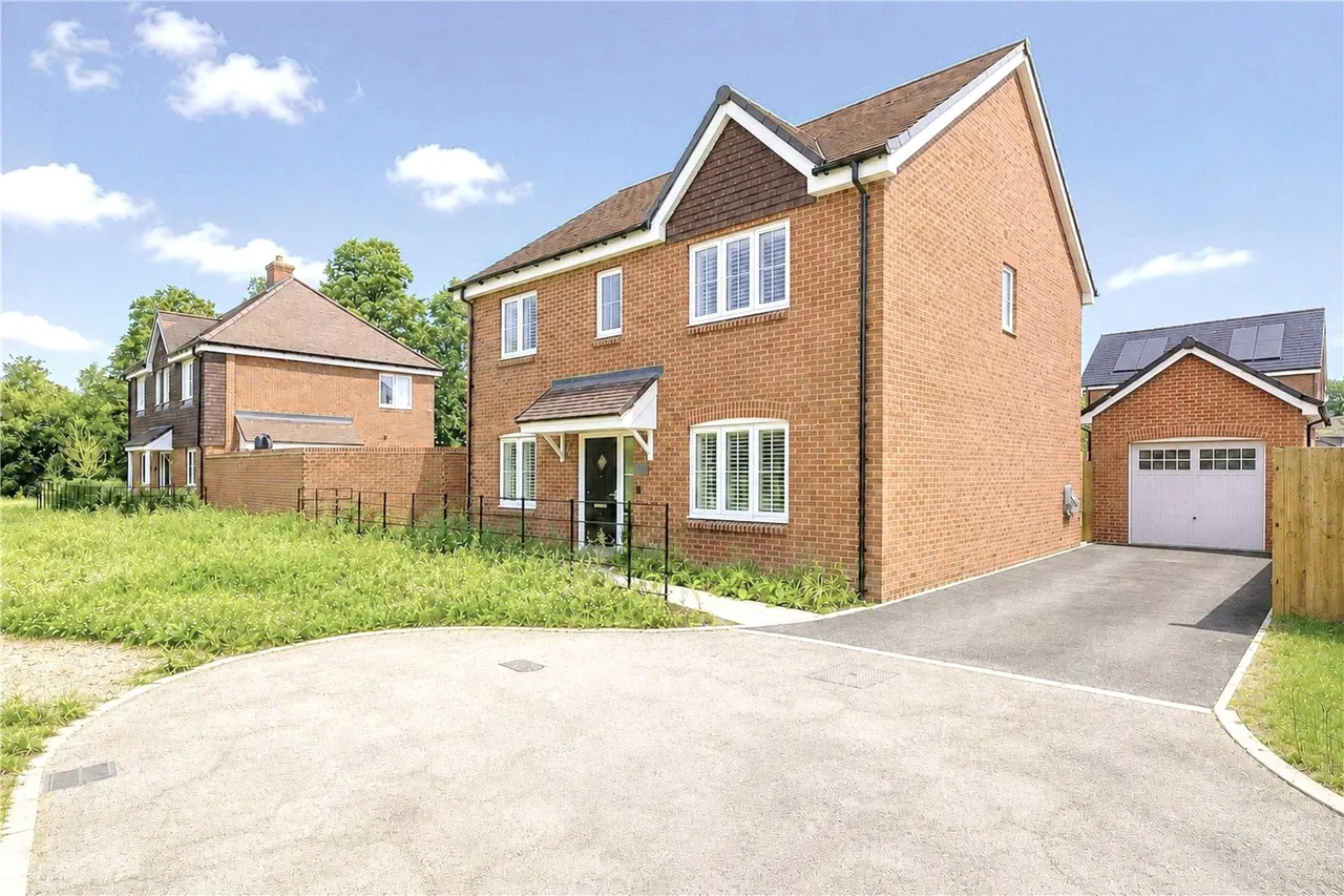 4 bed house to rent — Summerstead Farm Road, Sherfield-on-Loddon, Hook, Hampshire, RG27 0GL