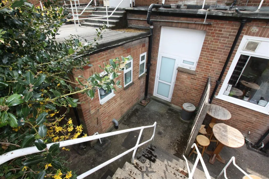 Commercial to Rent in High Street, Rushden, Northants, NN10, photo 5