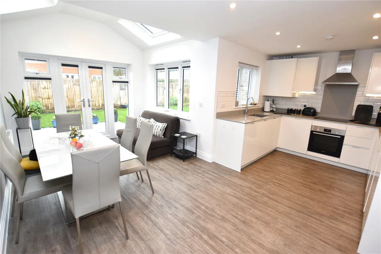 Nova Scotia Drive, Farnborough, Hampshire, GU14 0FR, photo 2