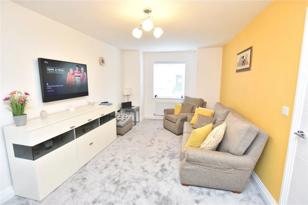 Nova Scotia Drive, Farnborough, Hampshire, GU14 0FR, photo 3