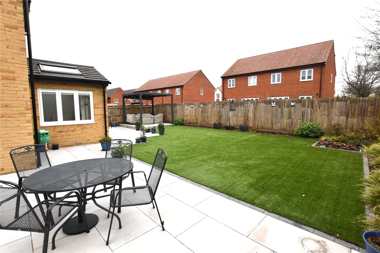 Nova Scotia Drive, Farnborough, Hampshire, GU14 0FR, photo 14