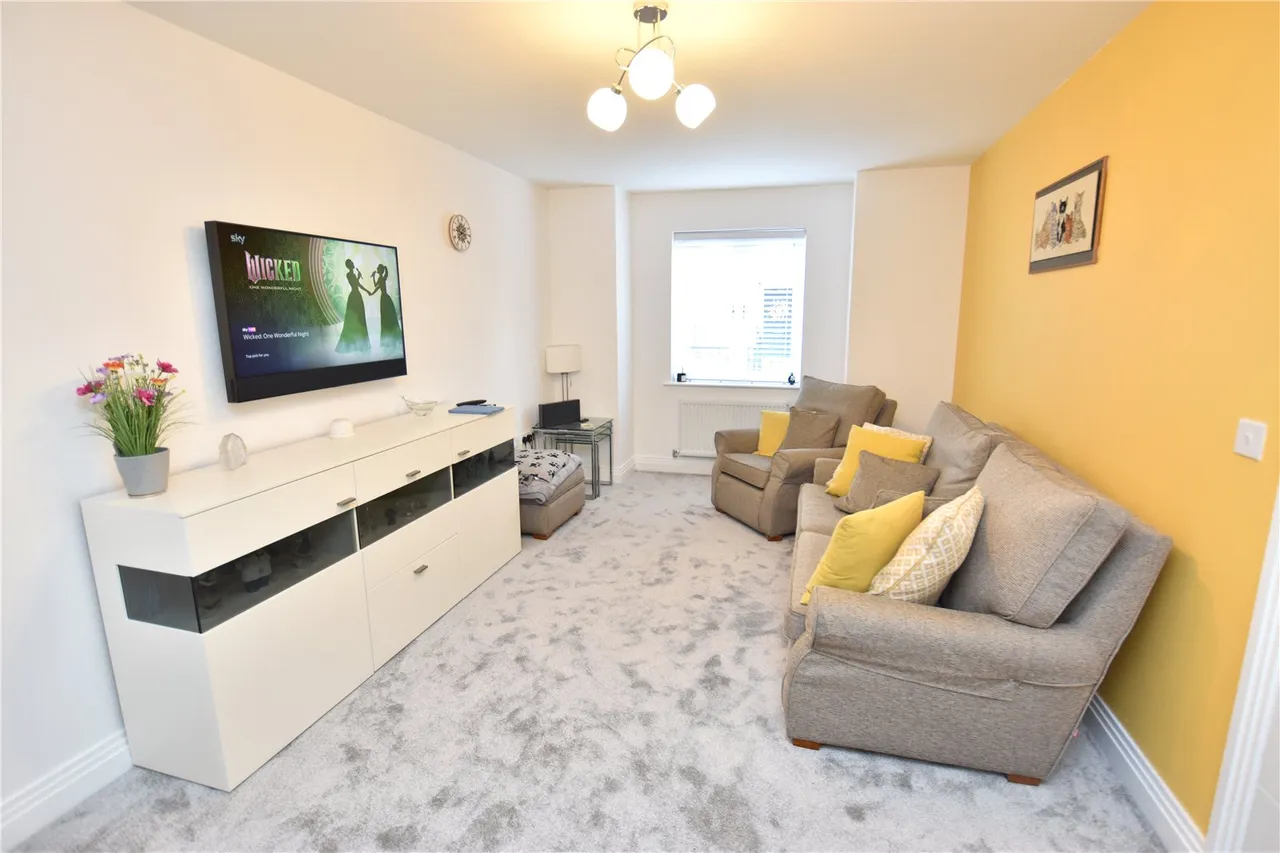 Nova Scotia Drive, Farnborough, Hampshire, GU14 0FR, photo 5