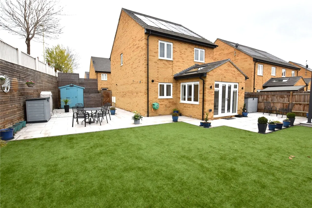 3 bed house for sale — Nova Scotia Drive, Farnborough, Hampshire, GU14 0FR