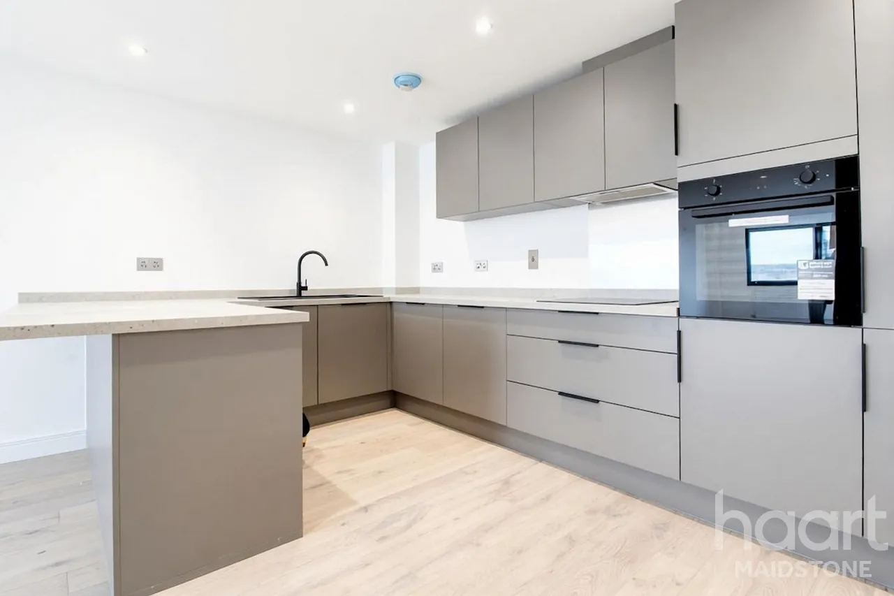 2 bed flat to rent, Kent House, ME15