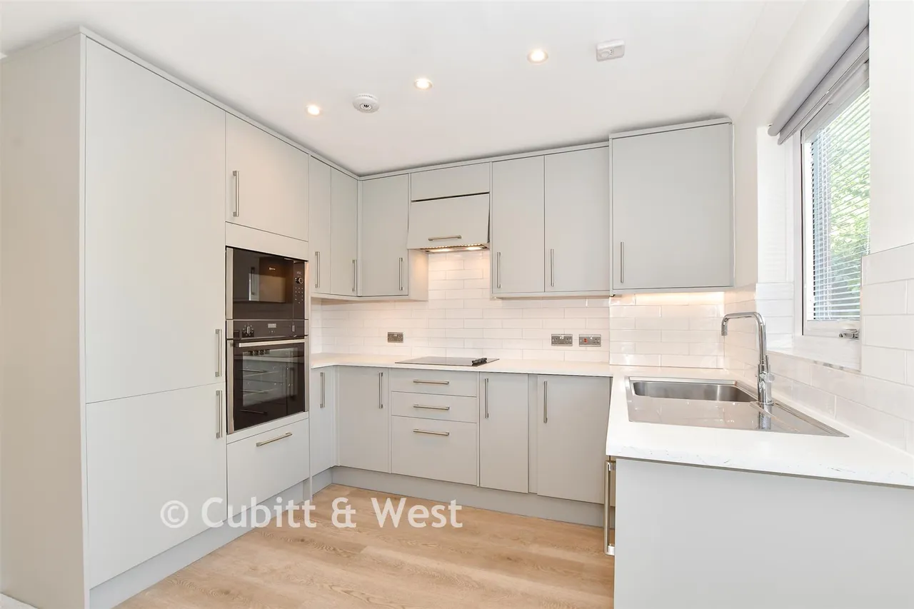 Ilford Court, Cranleigh, GU6, photo 2