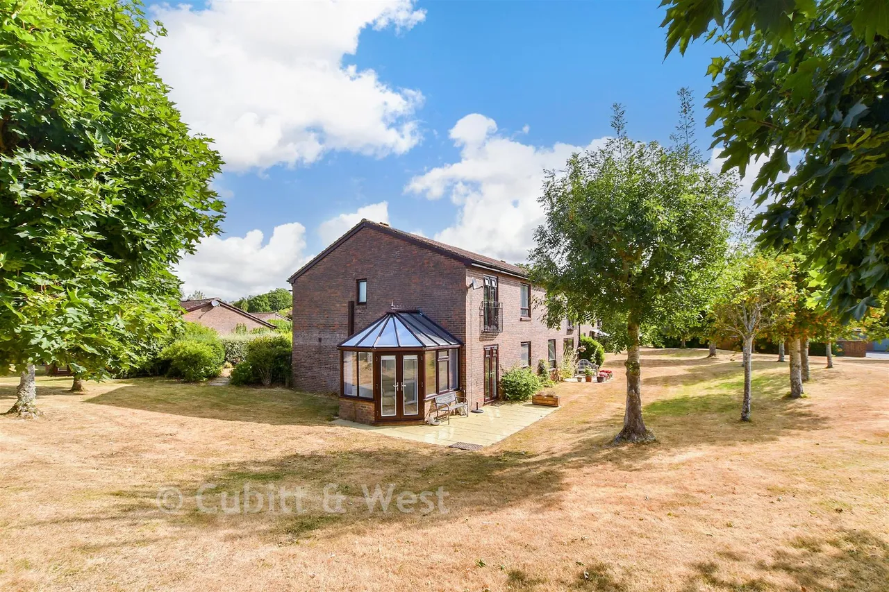2 bed flat for sale, Ilford Court, Cranleigh, GU6