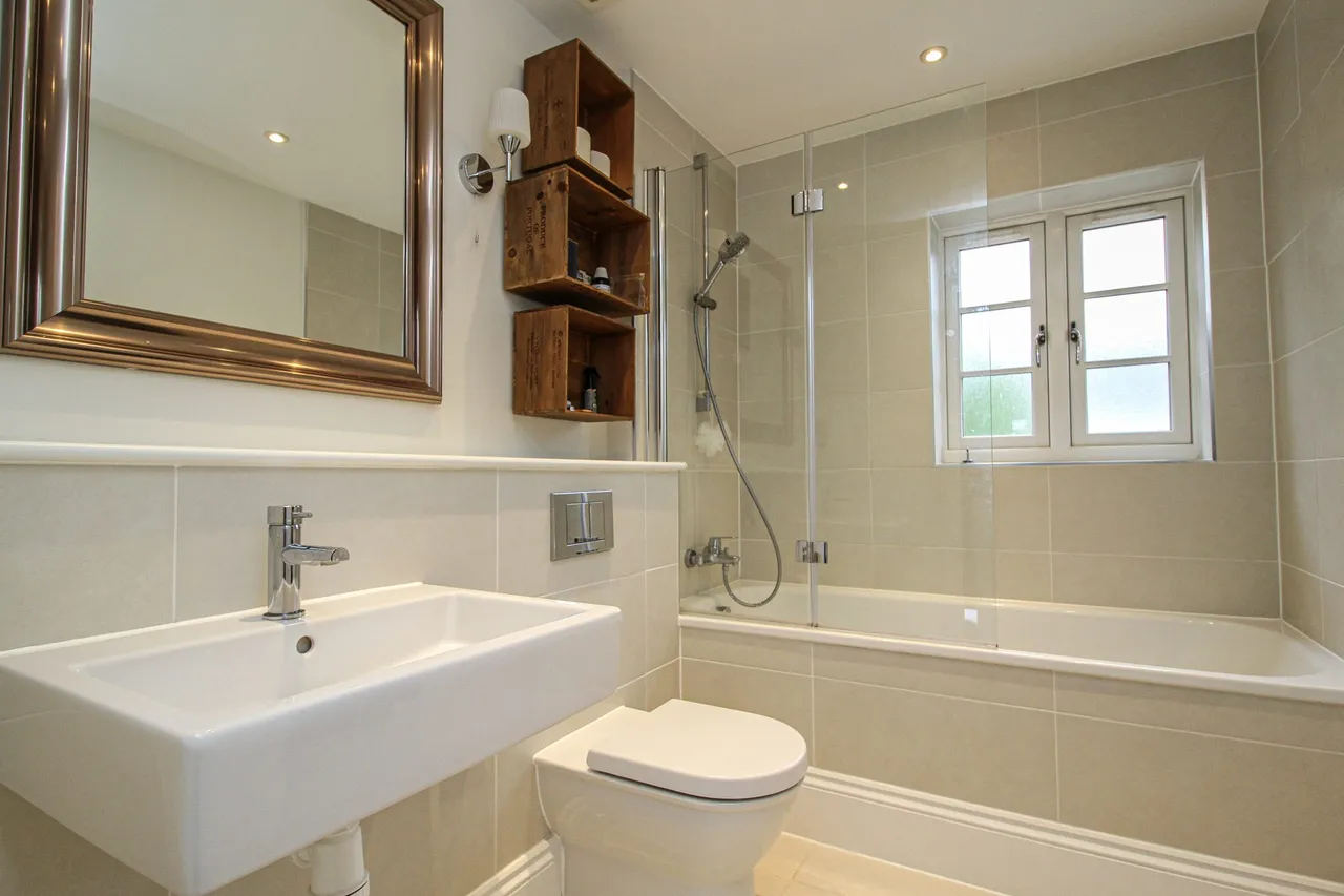 Royston Drive, Ewshot, GU10, photo 16