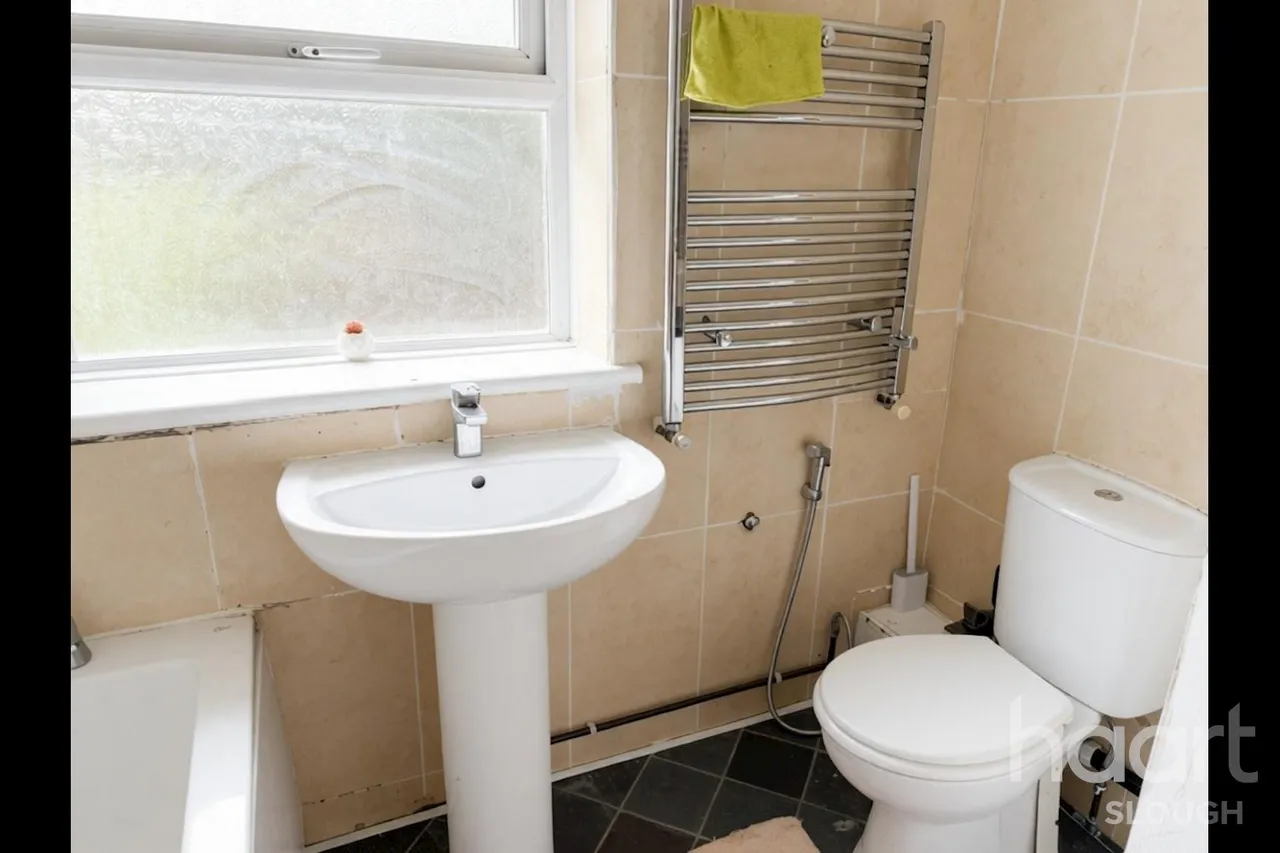 Trelawney Avenue, Slough, SL3, photo 3
