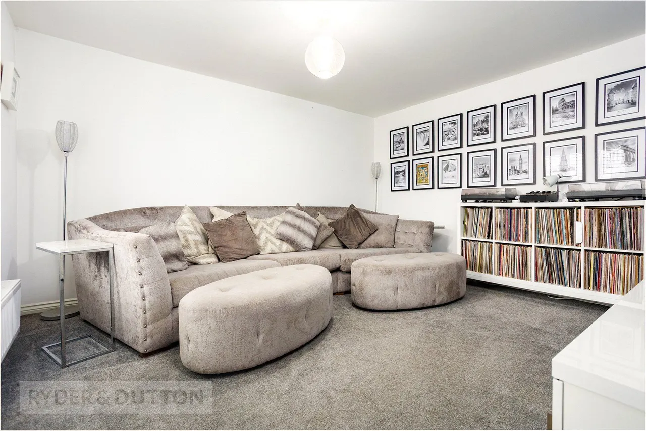 Hawthorn Drive, Glossop, SK13, photo 3