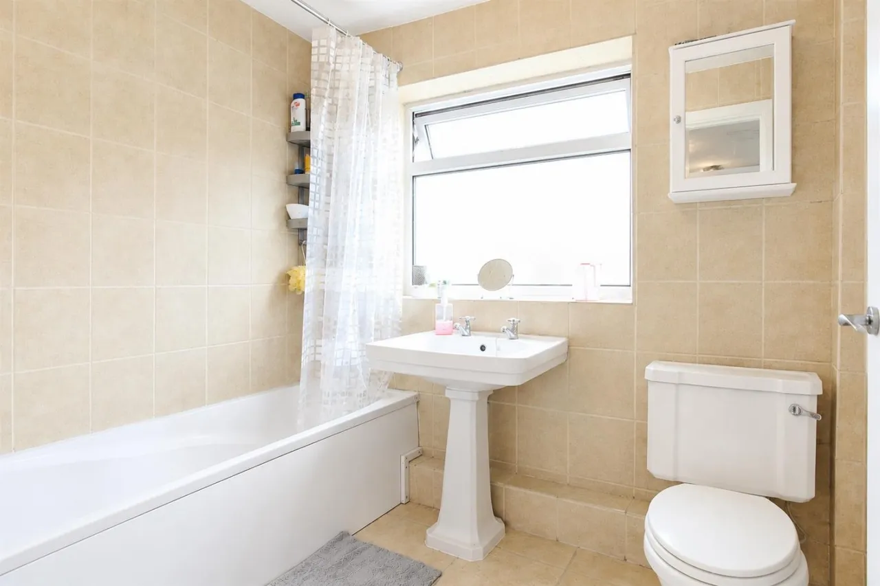 bed House, Detached For SaleThe Island, UB7, photo 18