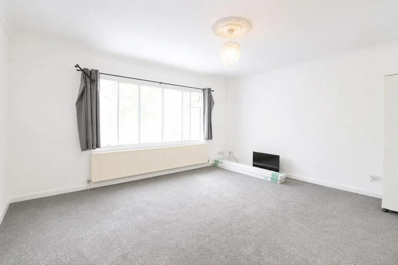 bed House, Detached For SaleThe Island, UB7, photo 4
