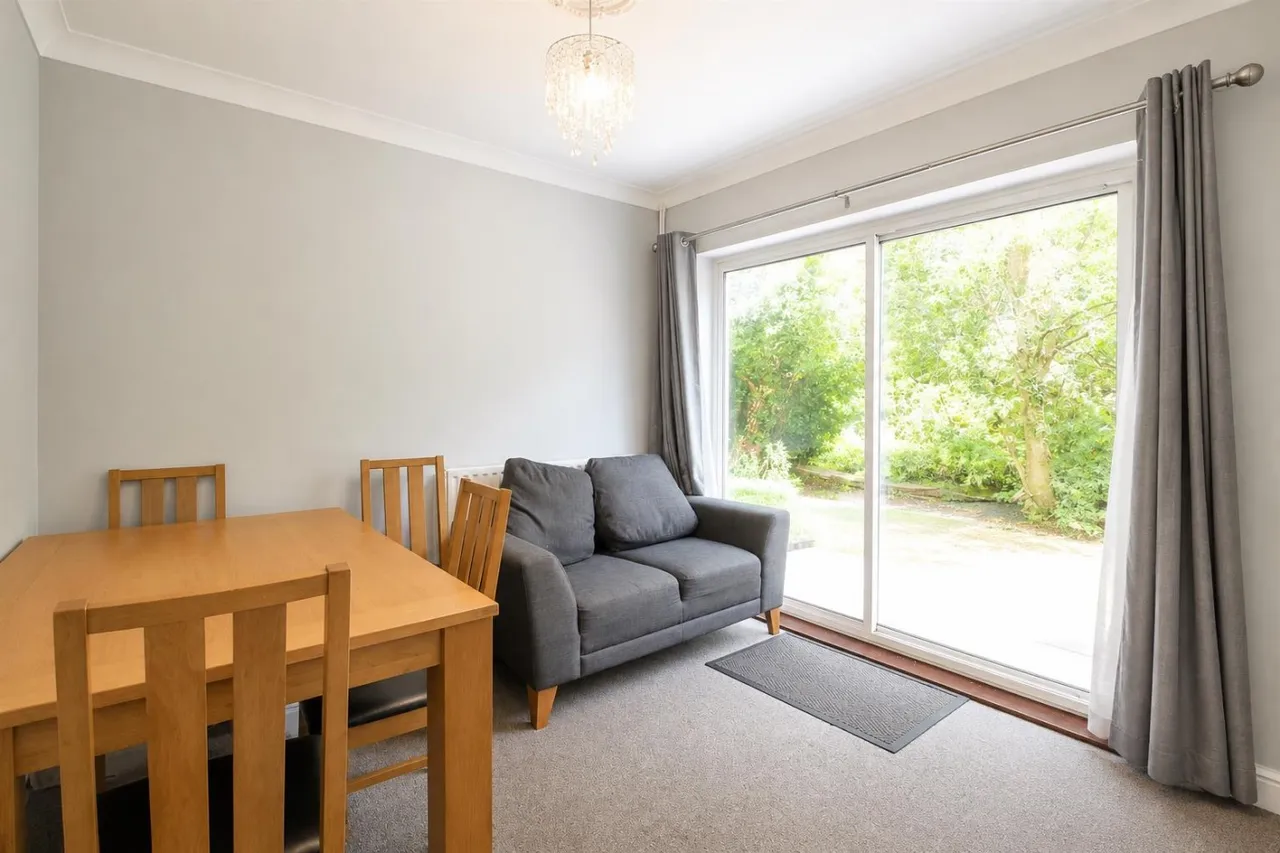 bed House, Detached For SaleThe Island, UB7, photo 5