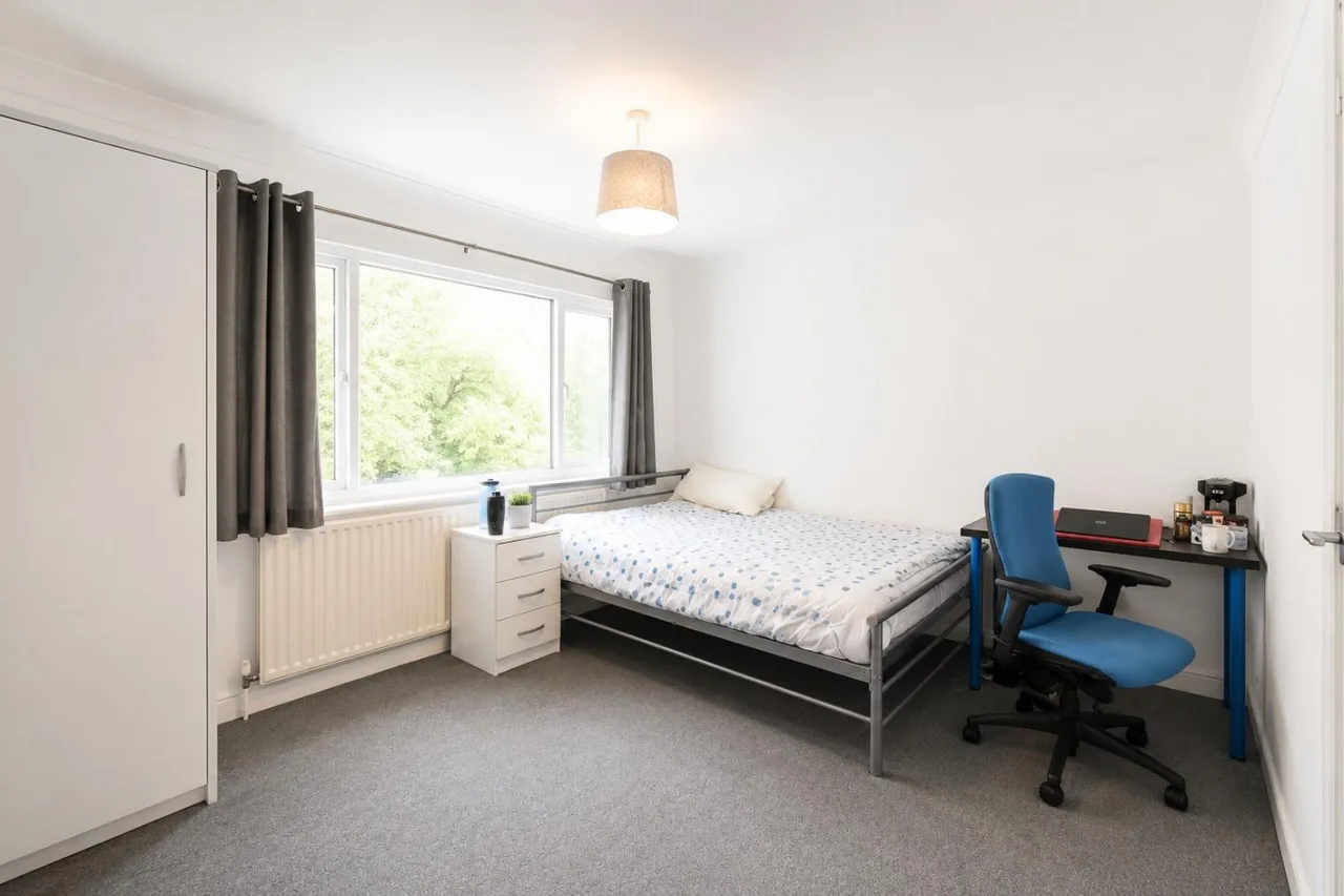 bed House, Detached For SaleThe Island, UB7, photo 8