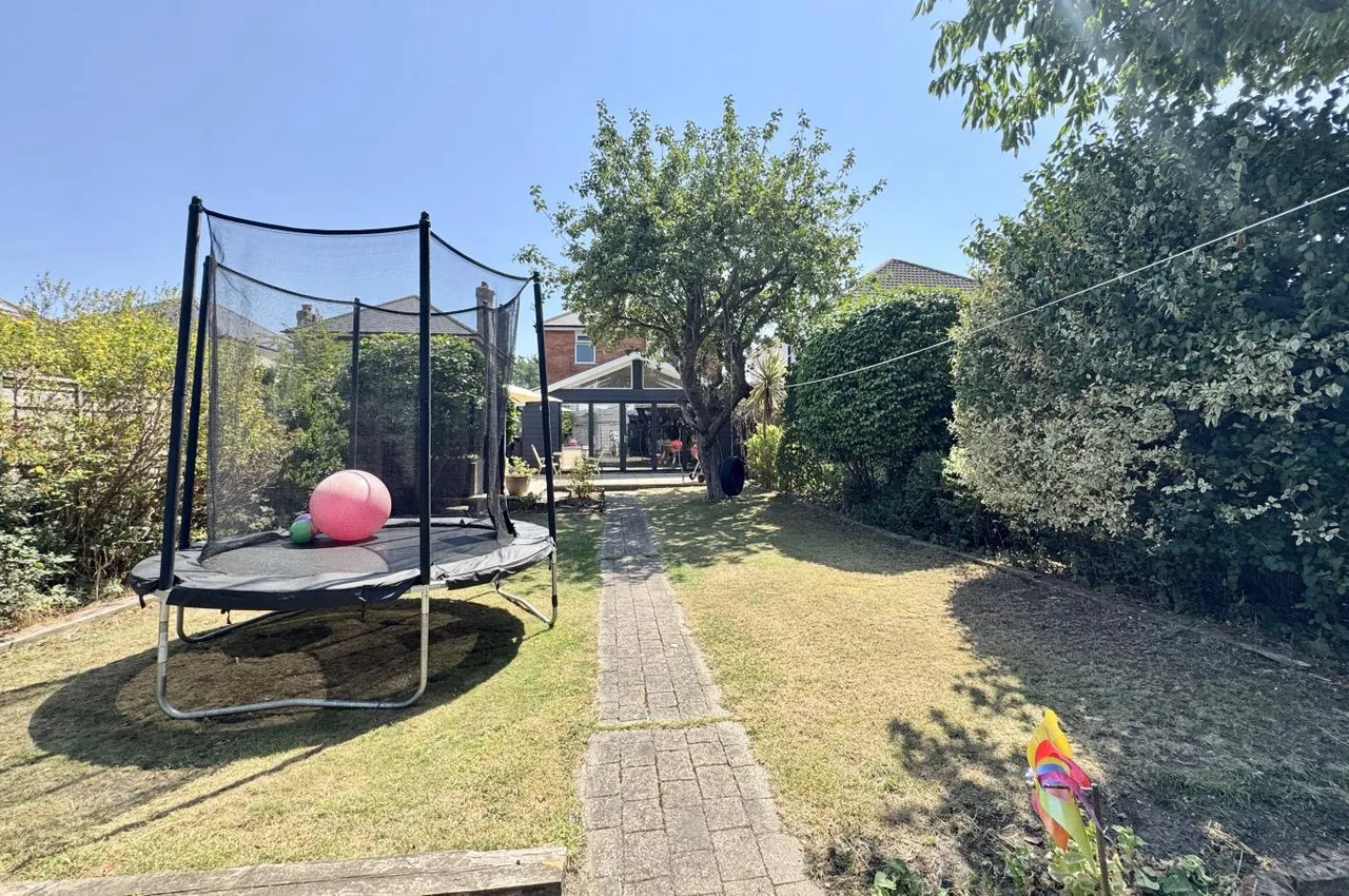 Southwick Road, BH6, photo 25