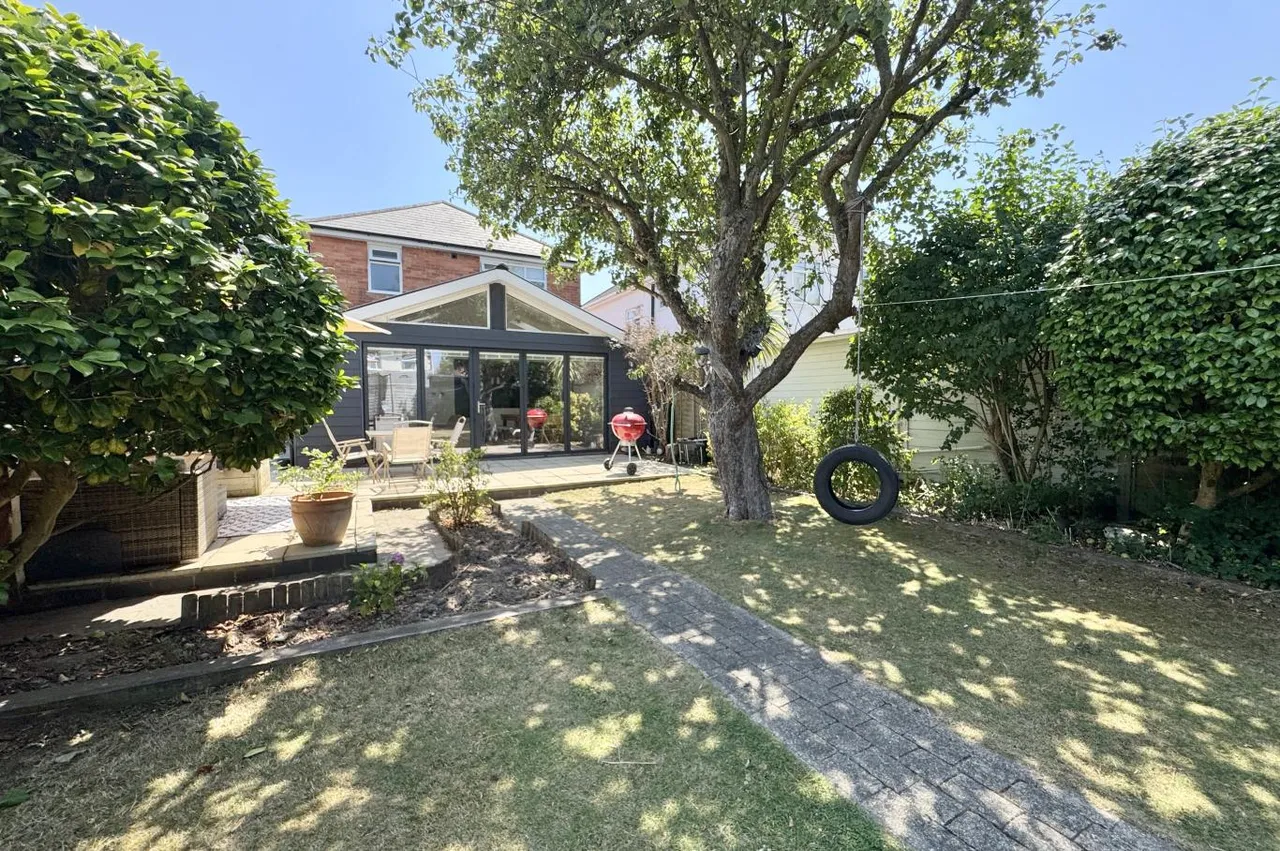 Southwick Road, BH6, photo 3