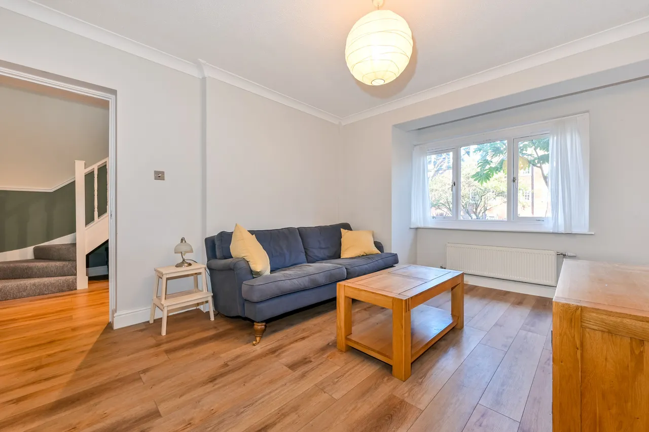 3 bed flat to rent — 41 Halton Road, London