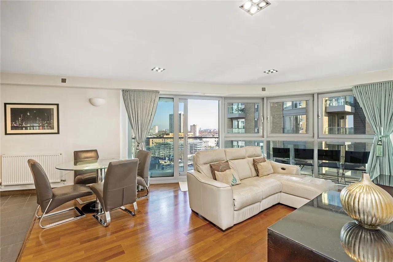2 bed flat to rent — Orbis Wharf, Bridges Court Road, London, SW11