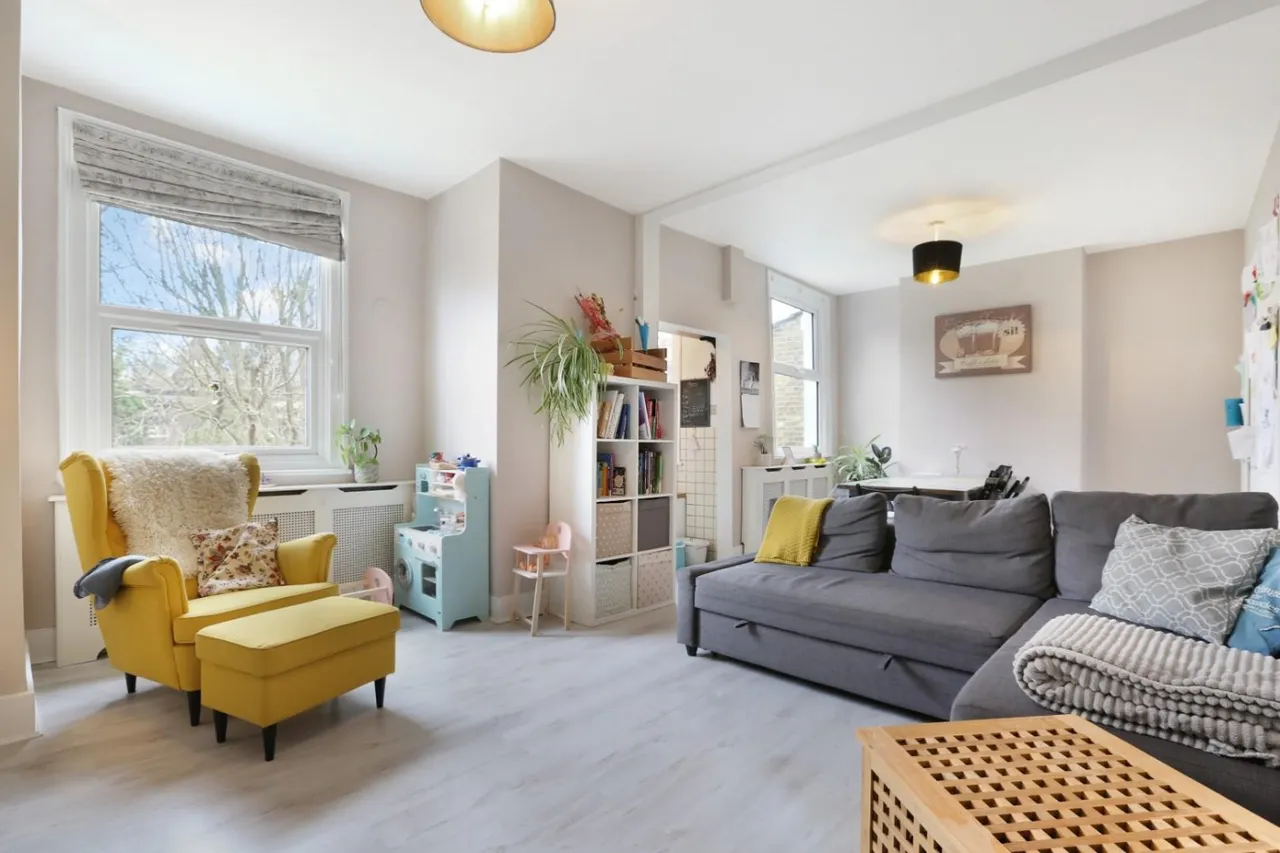 2 bed flat for sale — Montem Road, London