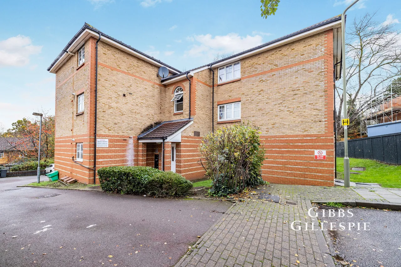 2 bed flat to rent, Firethorn Close, Edgware Fees Apply, HA8