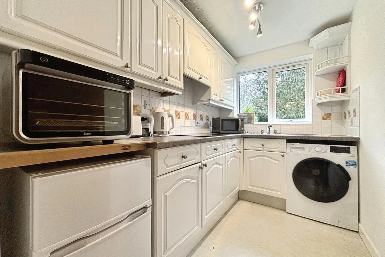 Berry Court, Hook, Hampshire, RG27 9JZ, photo 5