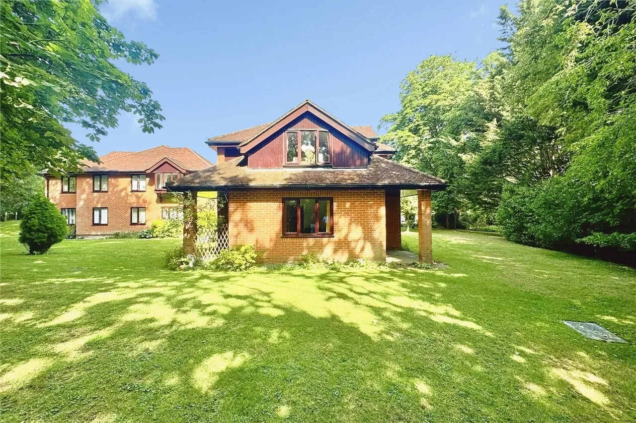 Berry Court, Hook, Hampshire, RG27 9JZ, photo 8