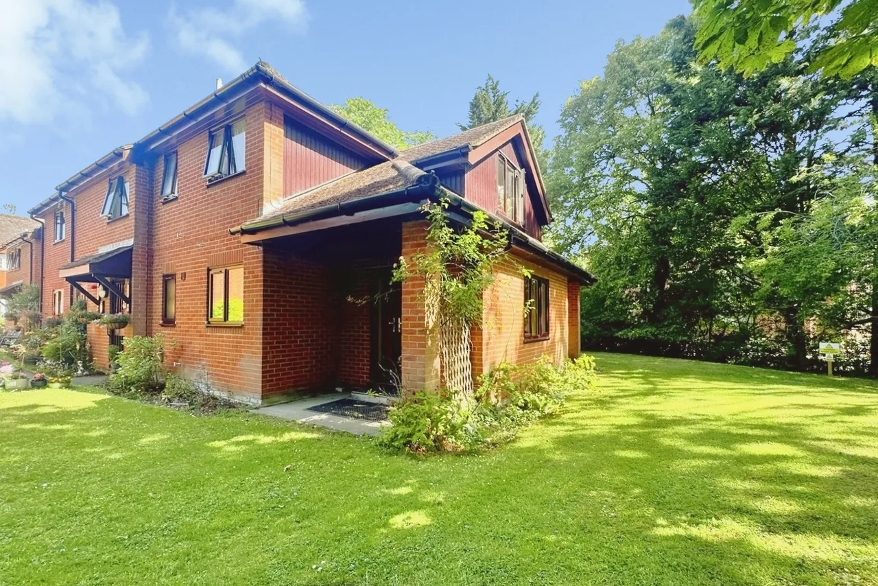 Berry Court, Hook, Hampshire, RG27 9JZ, photo 9