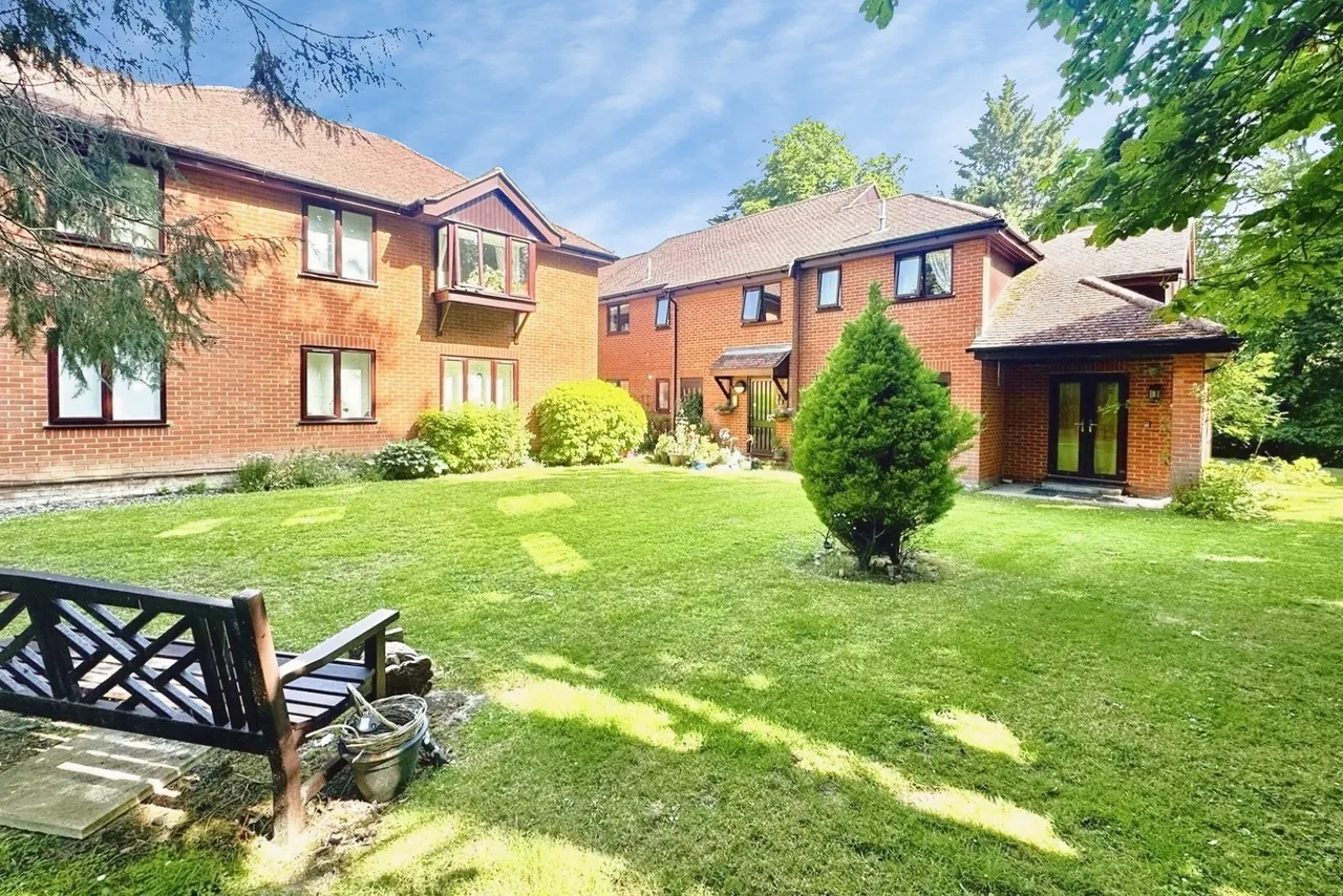 2 bed flat for sale — Berry Court, Hook, Hampshire, RG27 9JZ