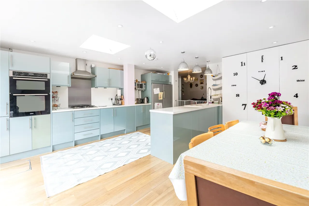 Broad Lane, Hampton, TW12 3BX, photo 2