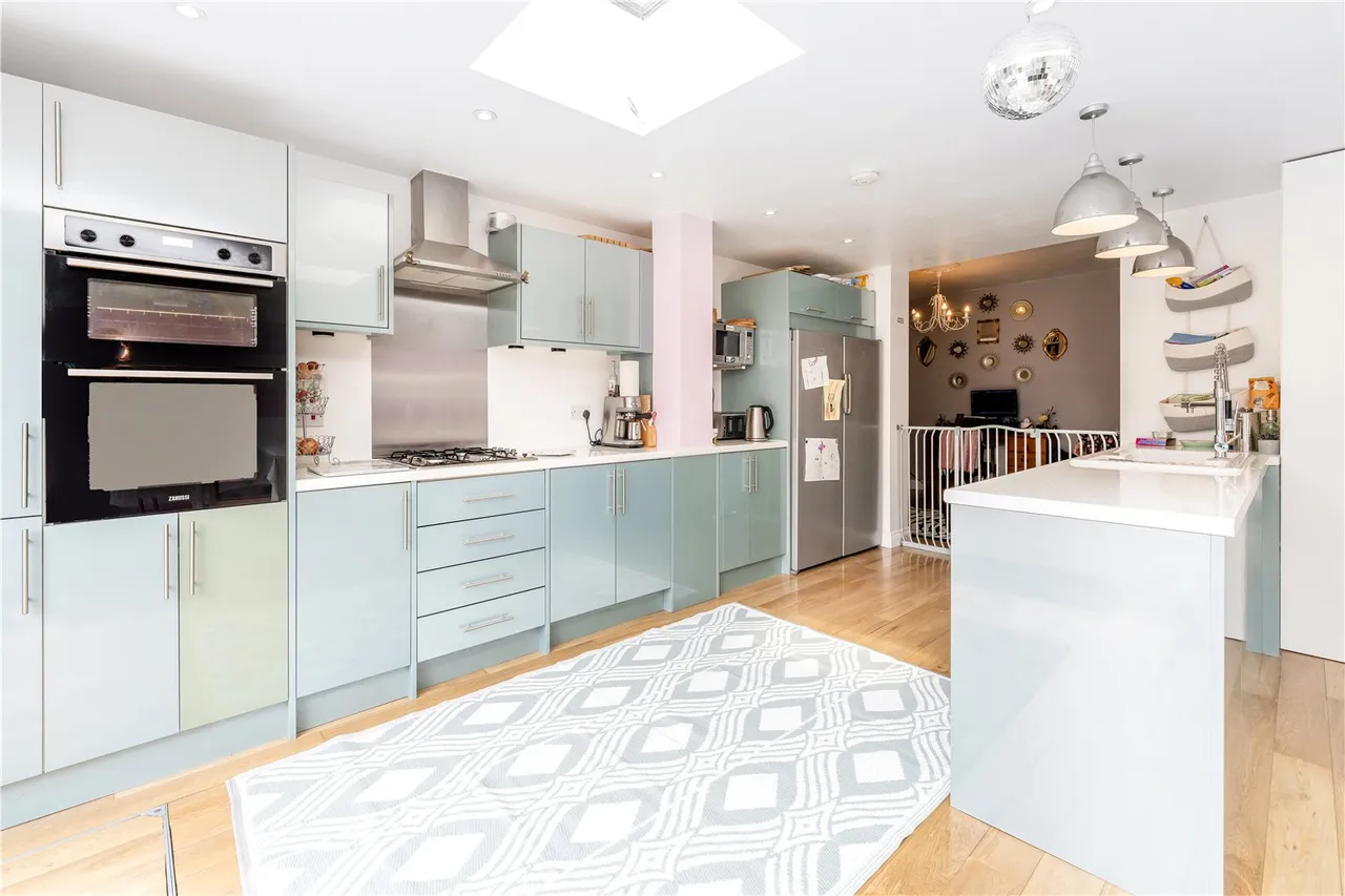 Broad Lane, Hampton, TW12 3BX, photo 3