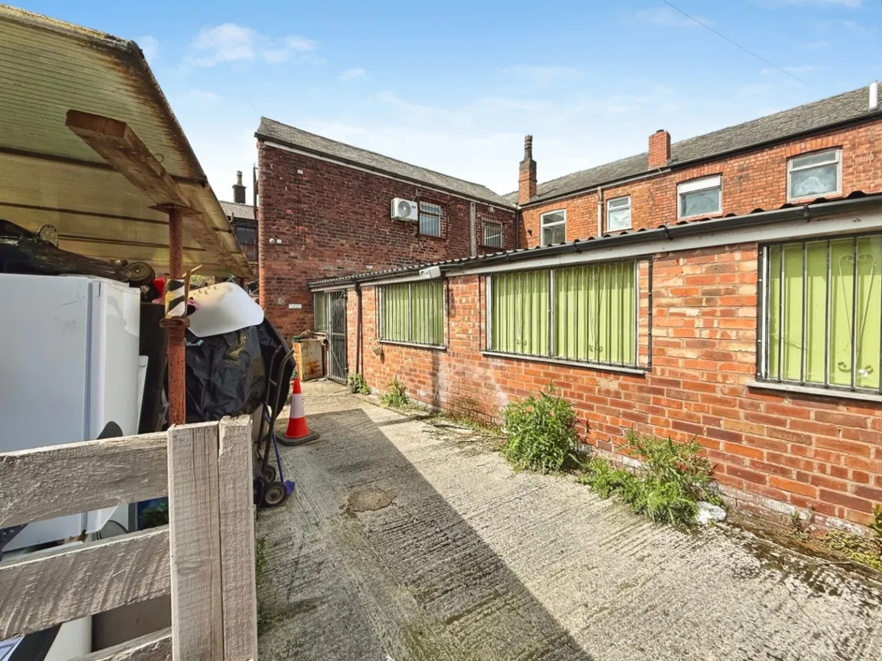 1 bed house for sale — Leigh road