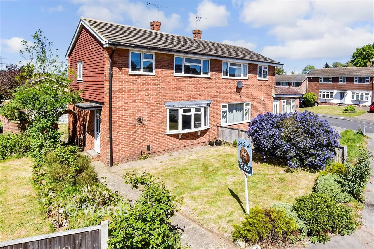 3 bed house for sale, Swallow Road, Birds Estate, ME20