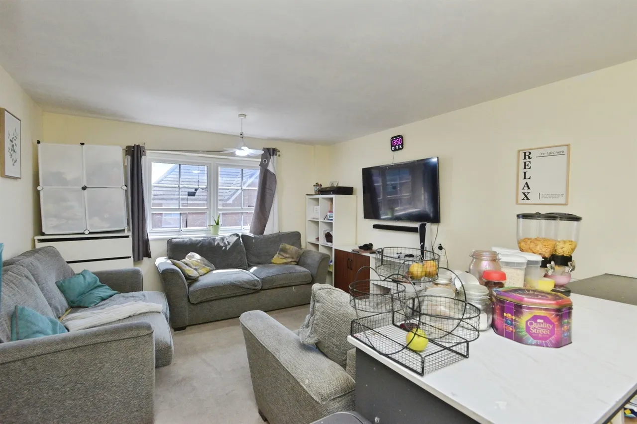 Saturn Avenue, Fairfields, Milton Keynes, photo 4