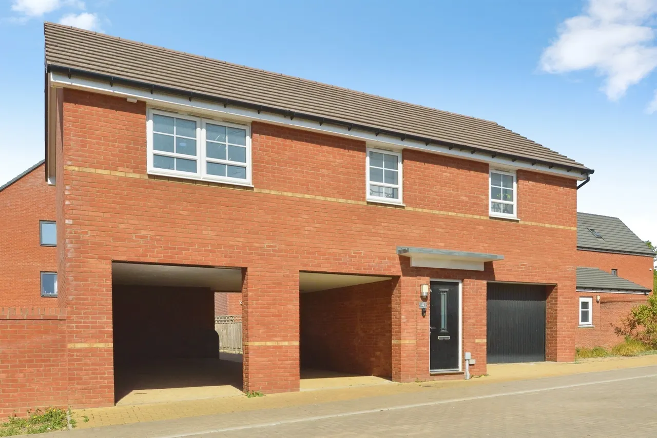 2 bed house for sale — Saturn Avenue, Fairfields, Milton Keynes