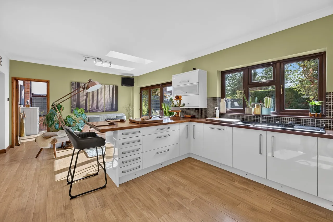 Westwood Avenue, March, PE15, photo 11
